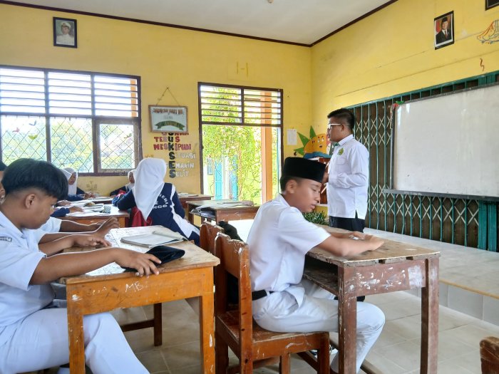 Siswa Kelas IX B MTsN 4 Bungo Antusias Mengerjakan Tugas IPA dari Guru Piket Siswa Kelas IX B MTsN 4 Bungo Antusias Mengerjakan Tugas IPA dari Guru Piket