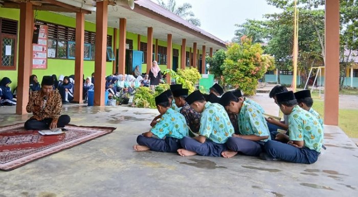 Membentuk Karakter Melalui Kitab Kuning: Potret Pagi Jumat di MTsN 4 Bungo Membentuk Karakter Melalui Kitab Kuning: Potret Pagi Jumat di MTsN 4 Bungo