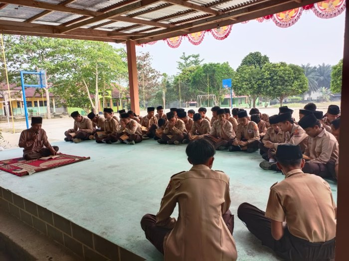 Perkuat Nuansa Pesantren, Pembina Keagamaan MTsN 4 Bungo Rutin lakukan  Pengajian Qiraatul Kutub Saban Jumat Pagi
