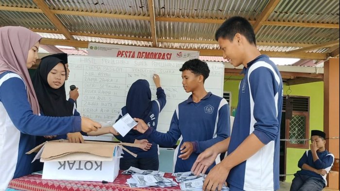 Detik-detik Menegangkan Saat Penghitungan Suara Pemilihan Ketua OSIM MTsN 4 Bungo