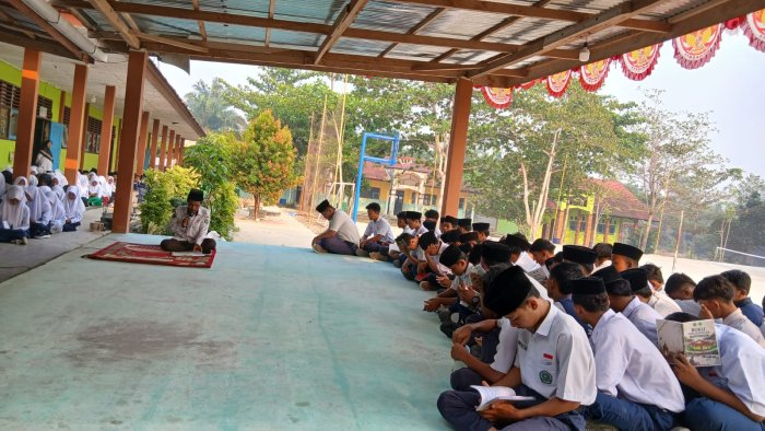 Pagi Syahdu di MTsN 4 Bungo: Lantunan Al-Waqi'ah Menembus Kabut Asap Kumang Kuning Pagi Syahdu di MTsN 4 Bungo: Lantunan Al-Waqi'ah Menembus Kabut Asap Kumang Kuning