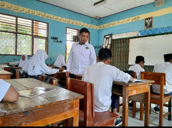 Antusias Siswa Kelas IX C MTsN 4 Bungo dalam Pembahasan Soal Sumatif SKI Antusias Siswa Kelas IX C MTsN 4 Bungo dalam Pembahasan Soal Sumatif SKI