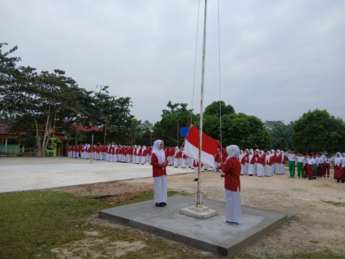 Jadi Pembina Upacara, Sri Mukmini Puji Kedisiplinan Petugas Upacara Kelas 9A MTsN 4 Bungo Jadi Pembina Upacara, Sri Mukmini Puji Kedisiplinan Petugas Upacara Kelas 9A MTsN 4 Bungo