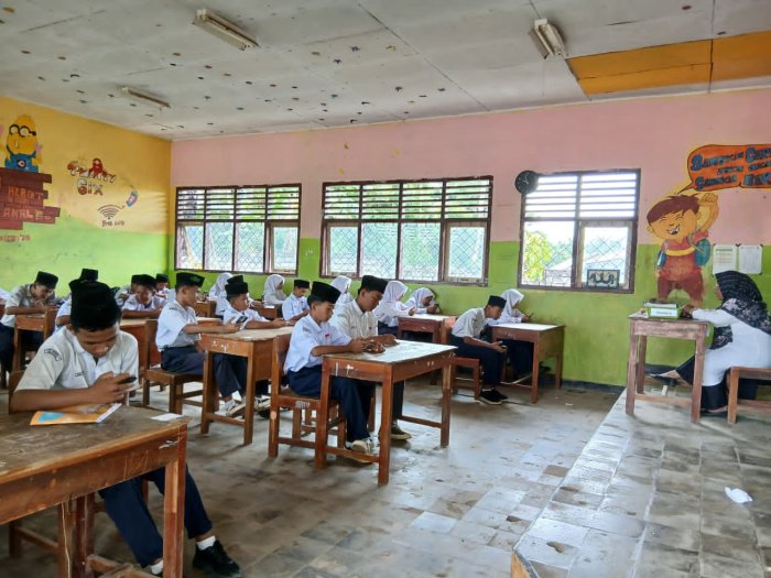 Pelaksanaan Ujian Akidah Akhlak: Fokus, Tenang, dan Penuh Disiplin Pelaksanaan Ujian Akidah Akhlak: Fokus, Tenang, dan Penuh Disiplin