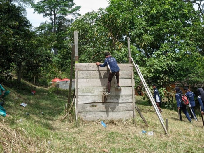 Peserta Jambore Cabang MTsN 4 Bungo Pantang Menyerah Ikuti Susur Halang Rintang (SHRP) dengan Penuh Semangat