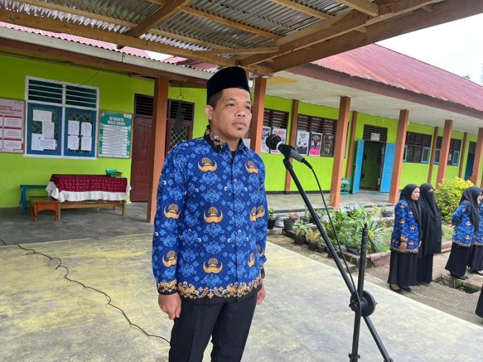 Pembina Upacara MTsN 4 Bungo Ingatkan Siswa: Rajin Belajar Adalah Kunci Sambut UAS Semester Ganjil Pembina Upacara MTsN 4 Bungo Ingatkan Siswa: Rajin Belajar Adalah Kunci Sambut UAS Semester Ganjil