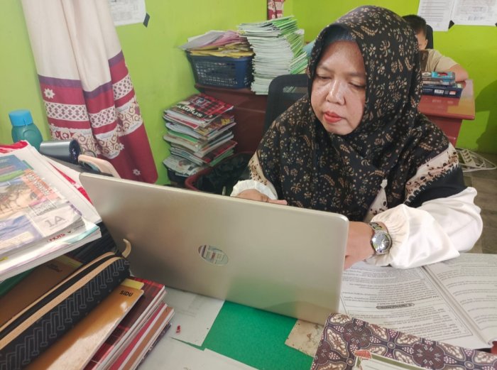 Guru Mapel IPA MTsN 4 Bungo Siap Koreksi Tugas Daring Selama Kabut Asap