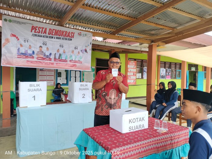 Kepala Madrasah, TU beserta Guru dan Karyawan Memiliki Hak Suara dalam Pemilihan Ketua OSIM MTsN 4 Bungo 2025-2026 Kepala Madrasah, TU beserta Guru dan Karyawan Memiliki Hak Suara dalam Pemilihan Ketua OSIM MTsN 4 Bungo 2025-2026