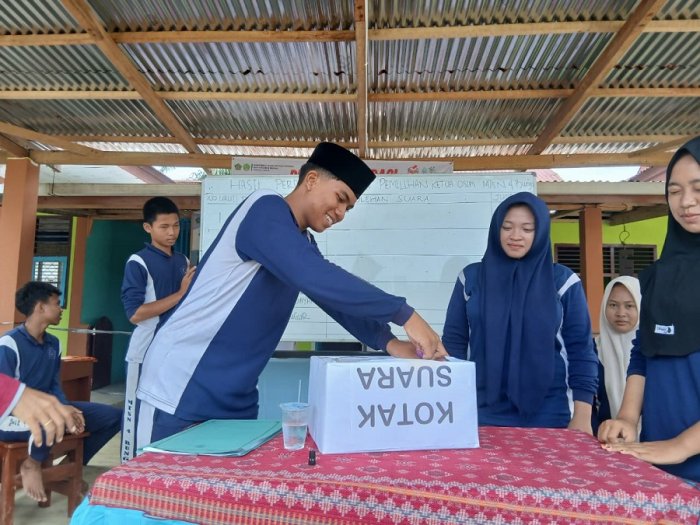 Defri Setiawan-Assyfa Rahma Menang Telak di Pemilihan OSIM MTsN 4 Bungo