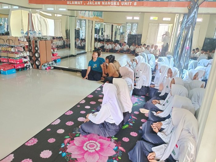 Tumbuhkan Rasa Empati, Siswa Kelas 7C MTsN 4 Bungo Jenguk Rekan Sejawat yang Sakit Tumbuhkan Rasa Empati, Siswa Kelas 7C MTsN 4 Bungo Jenguk Rekan Sejawat yang Sakit