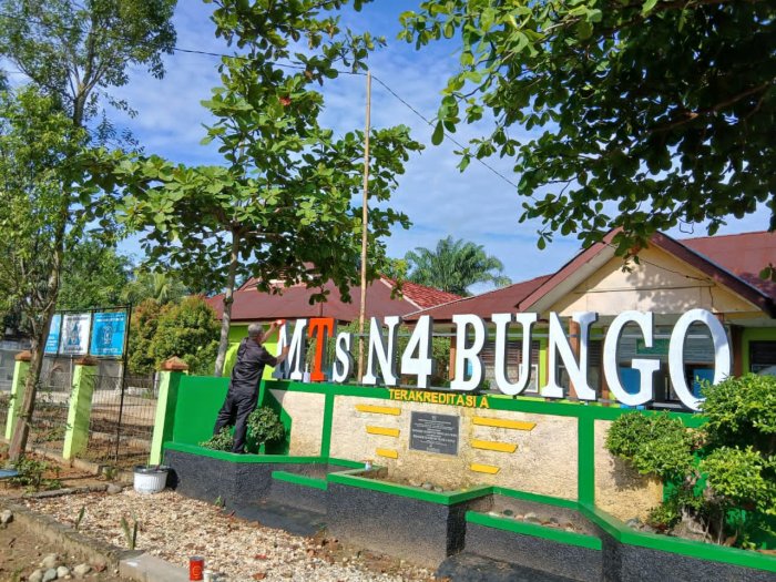 Staf MTsN 4 Bungo Ikut Serta dalam Gotong Royong di Lingkungan Madrasah