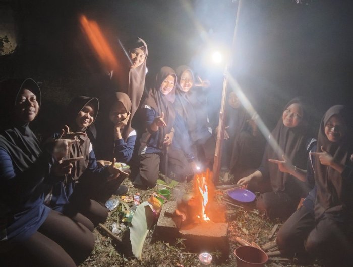 Semangat dan Keceriaan Regu Putri dalam Kegiatan Masak Rimba Penilaian Pramuka Semangat dan Keceriaan Regu Putri dalam Kegiatan Masak Rimba Penilaian Pramuka