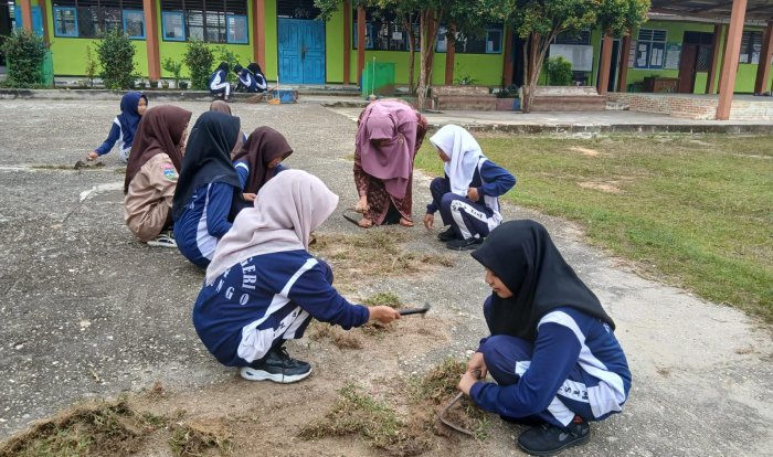 Semarak Gotong Royong Jelang Idul Fitri 1447 H, MTsN 4 Bungo Wujudkan Lingkungan Bersih dan Penuh Kebersamaan