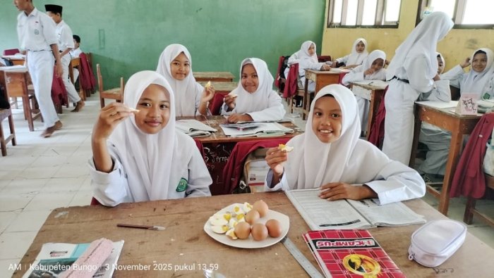 Siswa Kelas VII b MTsN 4 Bungo Praktik Membuat Telur Asin Siswa Kelas VII b MTsN 4 Bungo Praktik Membuat Telur Asin