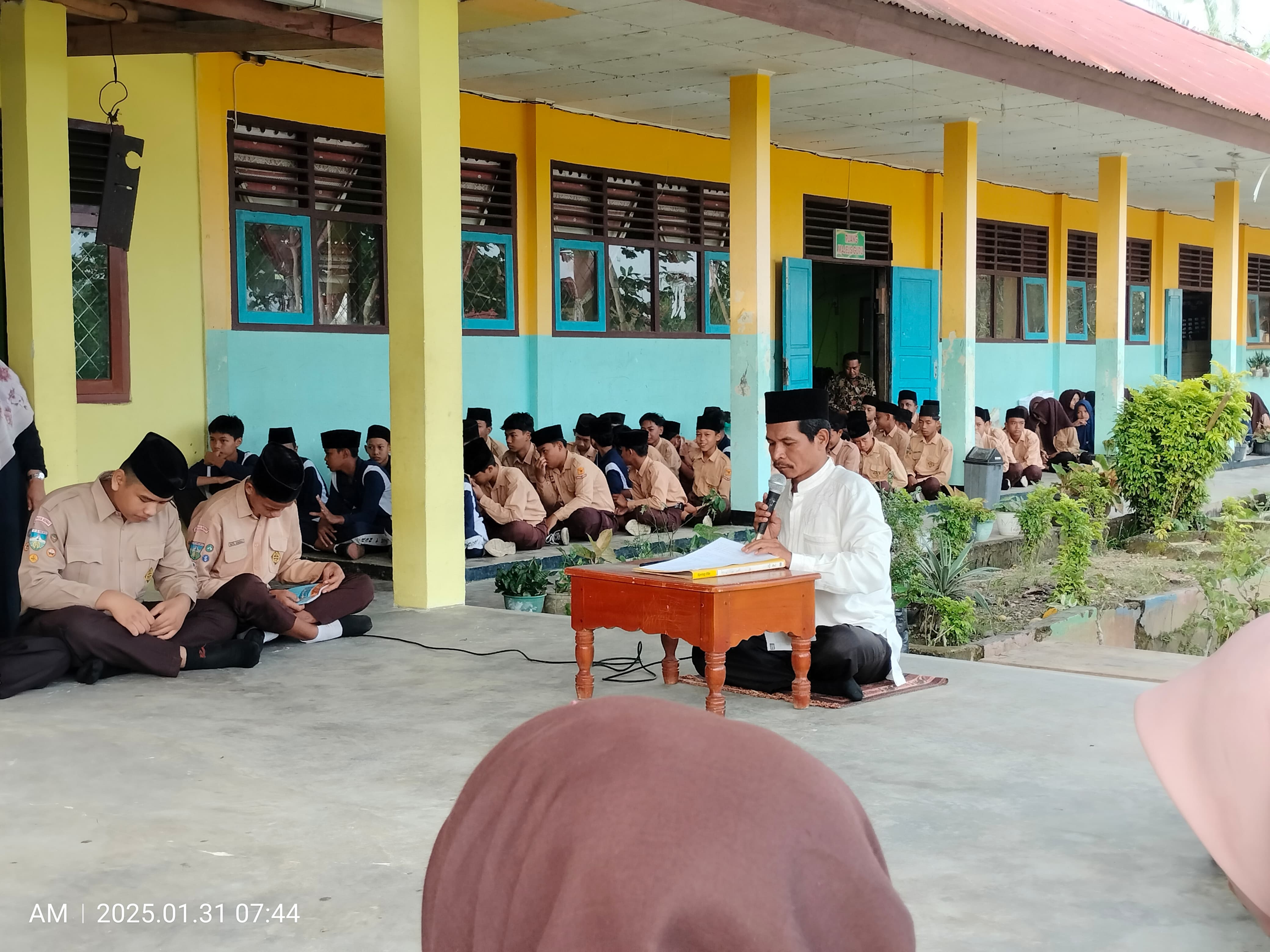 EKSTRAKURIKULER BIDANG KEAGAMAAN SISWA-SISWI MTs N 4 BUNGO RUTINITAS LAKSANAKAN QIROATUL KUTUB (KITAB KUNING) EKSTRAKURIKULER BIDANG KEAGAMAAN SISWA-SISWI MTs N 4 BUNGO RUTINITAS LAKSANAKAN QIROATUL KUTUB (KITAB KUNING)