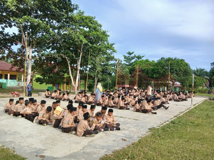 Jumat Berkah di MTsN 4 Bungo: Waka Kesiswaan Ajak Siswa Bersholawat Usai Yasinan Jumat Berkah di MTsN 4 Bungo: Waka Kesiswaan Ajak Siswa Bersholawat Usai Yasinan