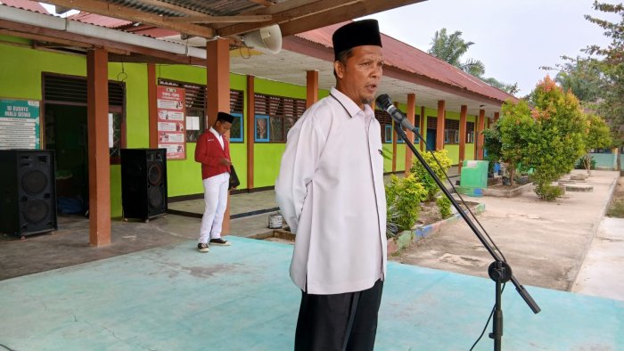 Sentil Kesadaran Siswa, H. Sumadiyana, S.Ag. Bedah Makna Surah Al-Asr di Upacara MTsN 4 Bungo