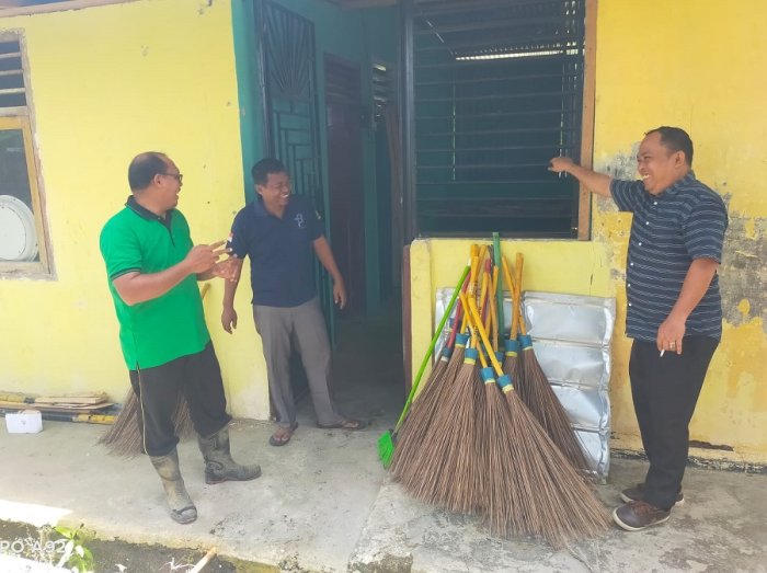 Gudang Rapi, Kerja Happy! Kepala MTsN 4 Bungo Ajak Staf Bersihkan Penyimpanan Gudang Rapi, Kerja Happy! Kepala MTsN 4 Bungo Ajak Staf Bersihkan Penyimpanan