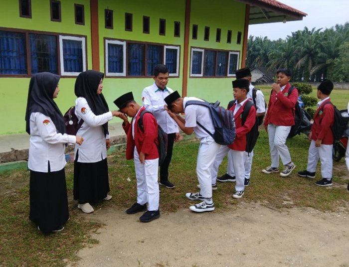 Tebar Energi Positif, Senyum Hangat Guru Piket MTsN 4 Bungo Sambut Kedatangan Siswa