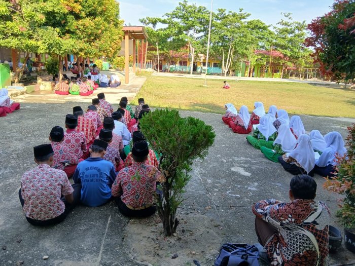Siswa MTsN 4 Bungo Muroja'ah Surah Al Waqiah Bersama: Membentuk Generasi Beriman