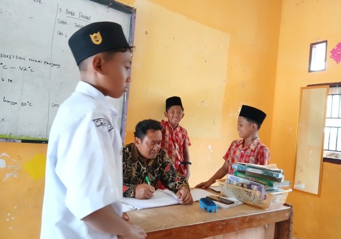 Pembelajaran Mulok: Siswa 7C MTsN 4 Bungo Setorkan Hafalan Surah Al-Humazah