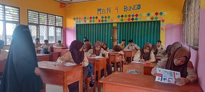 Guru BK MTsN 4 Bungo Dorong Siswa Ekspresikan Hobi Lewat Gambar Guru BK MTsN 4 Bungo Dorong Siswa Ekspresikan Hobi Lewat Gambar