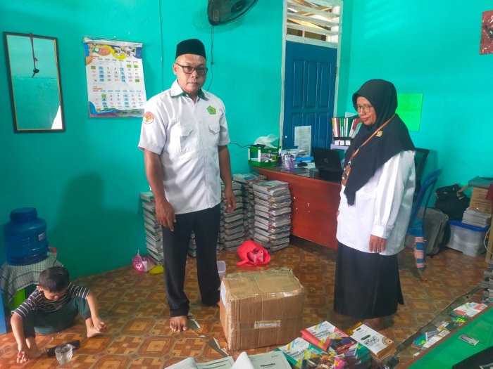 Siap Hadapi Semester Baru, Waka. Kurikulum MTsN 4 Bungo Terima Pendistribusian Buku Paket Pegangan Guru