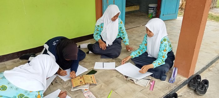 Kreativitas Tanpa Batas: Praktik Seni Rupa Siswa Kelas B di Ruang Terbuka