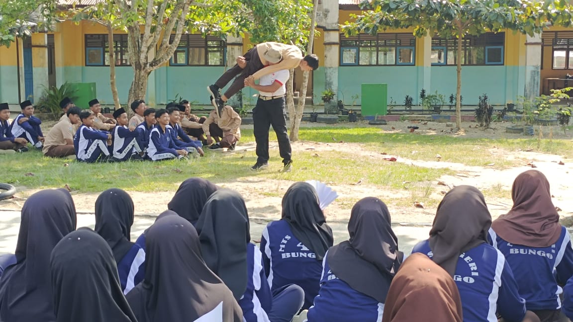 EKTRAKURIKULER PMR, KEPALA MTS N 4 BUNGO AJARKAN CARA MENGANGKAT KORBAN YANG CIDERA