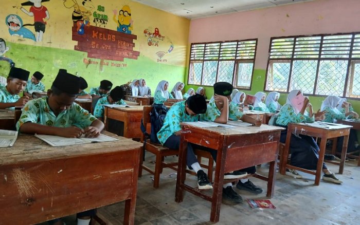 Uraikan Kisah Nabi Ulul Azmi, Pak Slamet Riyadi Ajak Siswa Kelas 8A Perkuat Akhlakul Karimah Uraikan Kisah Nabi Ulul Azmi, Pak Slamet Riyadi Ajak Siswa Kelas 8A Perkuat Akhlakul Karimah