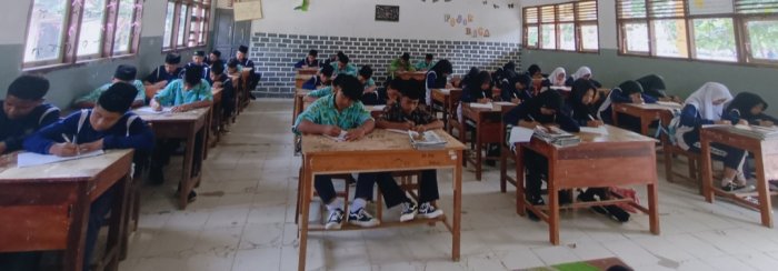 Siswa MTsN 4 Bungo Ikuti Ujian Tengah Semester Bahasa Indonesia