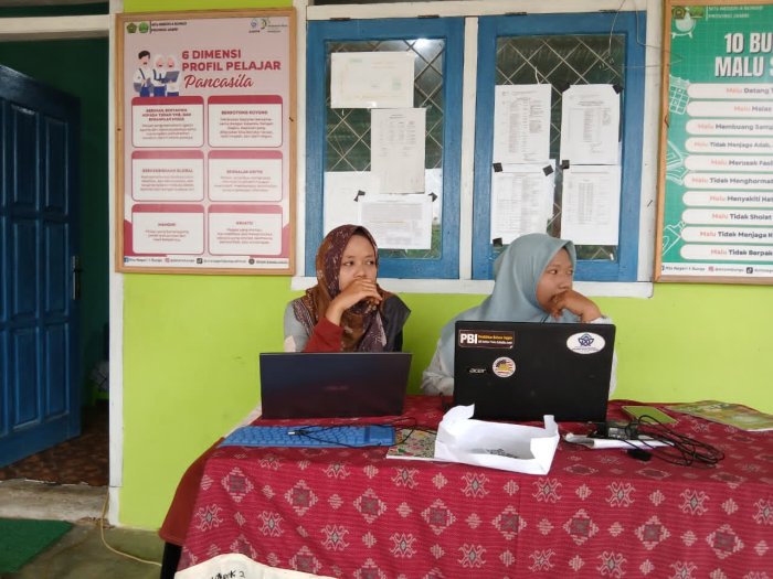 Persiapan Ujian Semester Ganjil MTsN 4 Bungo: Teknisi Siapkan Sistem Barcode Akses Ujian Persiapan Ujian Semester Ganjil MTsN 4 Bungo: Teknisi Siapkan Sistem Barcode Akses Ujian