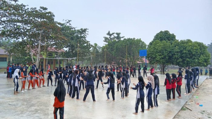 Sambut Rahmat Setelah Kemarau, Guru PJOK MTsN 4 Bungo Ajak Siswa Meluapkan Rasa Syukur Lewat Senam Hujan