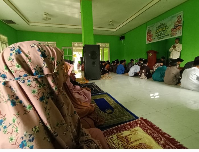 Pesantren Ramadhan MTsN 4 Bungo: Siswa-Siswi Khusyuk Laksanakan Salat Dhuha Pesantren Ramadhan MTsN 4 Bungo: Siswa-Siswi Khusyuk Laksanakan Salat Dhuha
