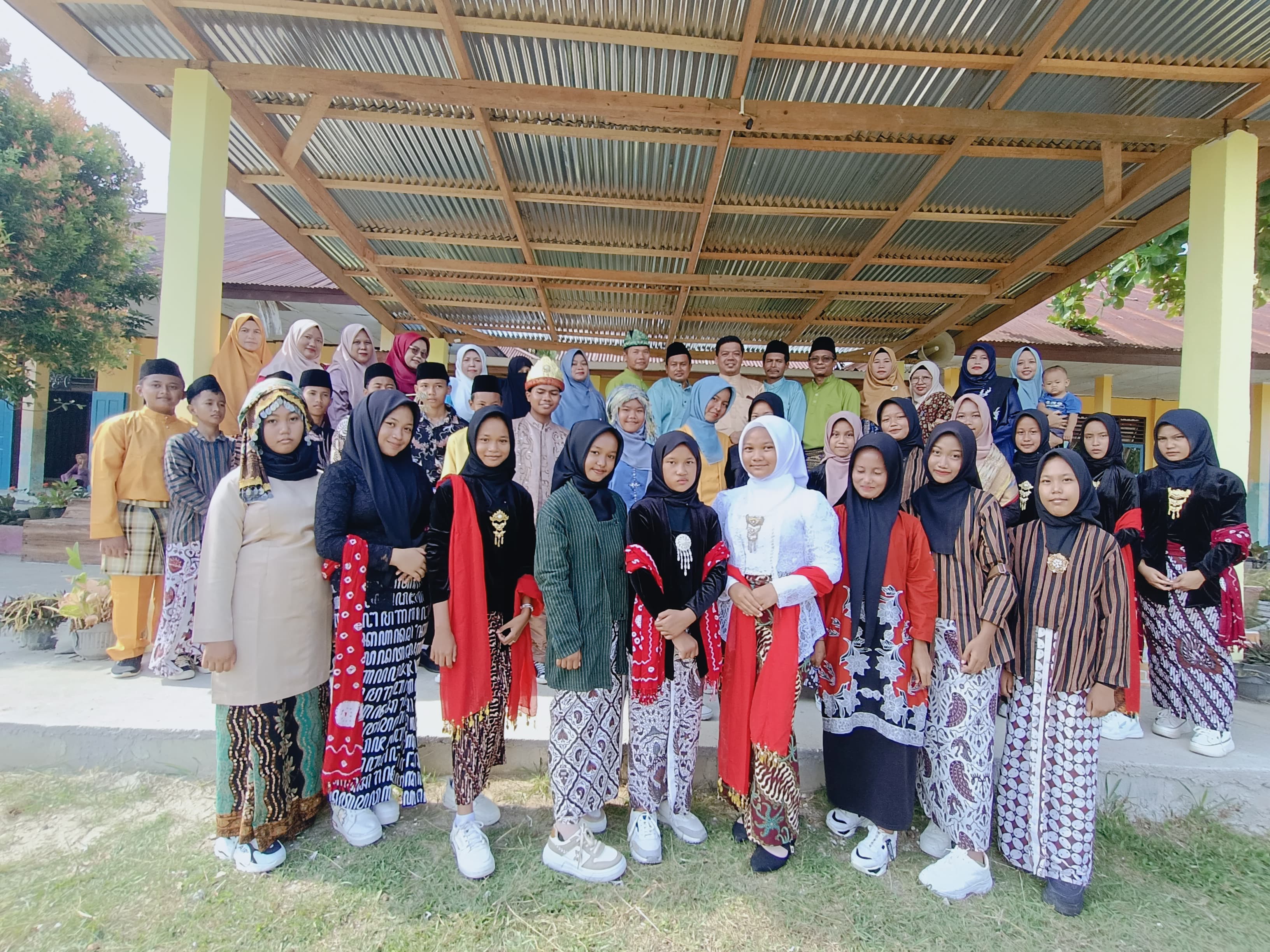 MERIAHKAN HARI SUMPAH PEMUDA, SISWA MTSN 4 BUNGO MEMAKAI PAKAIAN ADAT NUSANTARA MERIAHKAN HARI SUMPAH PEMUDA, SISWA MTSN 4 BUNGO MEMAKAI PAKAIAN ADAT NUSANTARA