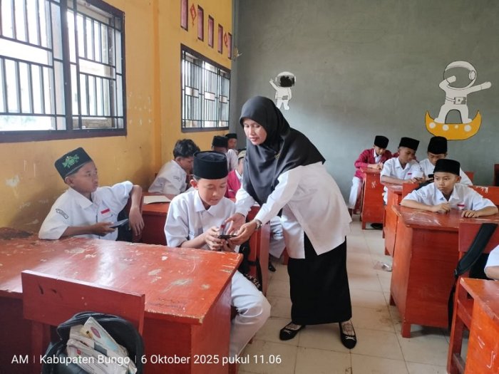 Guru Informatika MTsN 4 Bungo Perkenalkan Google Form kepada Siswa Kelas 7 Guru Informatika MTsN 4 Bungo Perkenalkan Google Form kepada Siswa Kelas 7