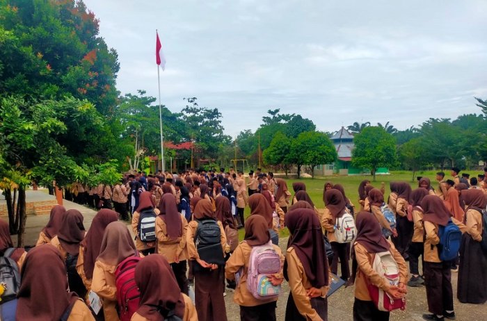 Ratusan Siswa MTsN 4 Bungo Antre Ambil Nomor Ujian Semester Ganjil Ratusan Siswa MTsN 4 Bungo Antre Ambil Nomor Ujian Semester Ganjil