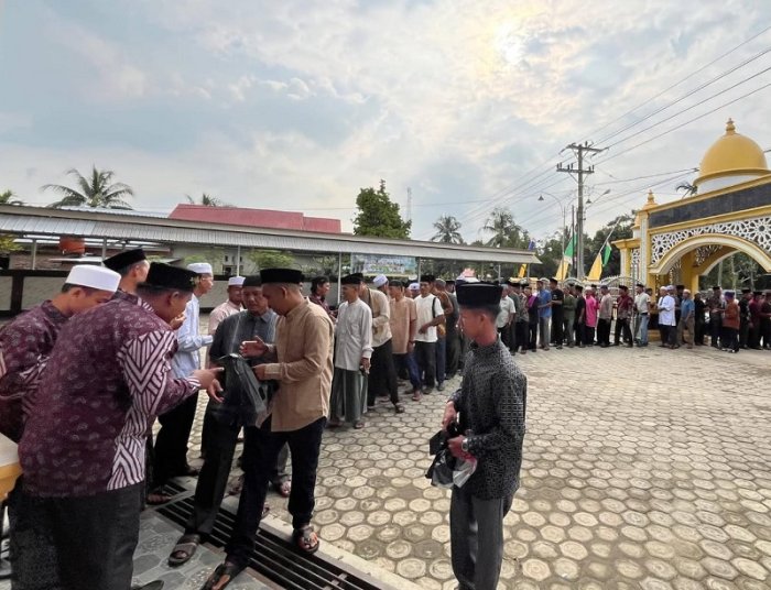 Jabat Tangan Sepanjang Jalan, Ribuan Warga Dusun Danau Padati Masjid Raya Al-Muhajirin Jabat Tangan Sepanjang Jalan, Ribuan Warga Dusun Danau Padati Masjid Raya Al-Muhajirin