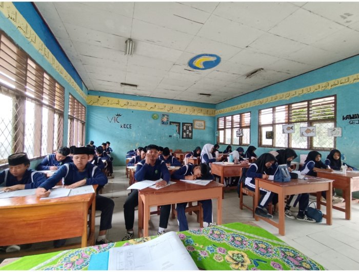 Pembelajaran Bahasa Indonesia: Murid Kelas 9C MTsN 4 Bungo Serius Menyusun Teks Deskripsi