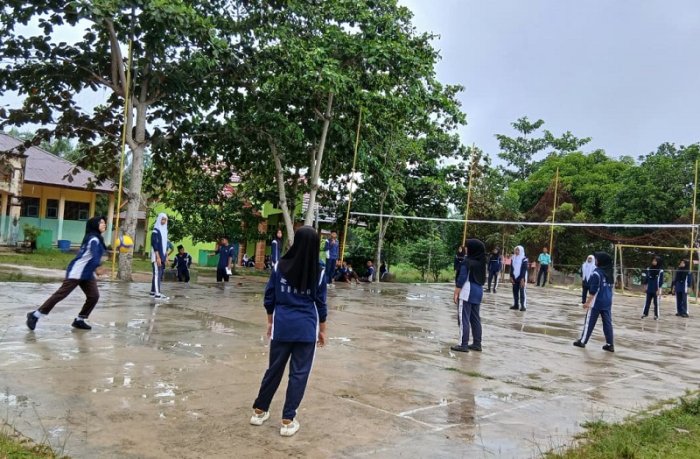 Persaingan Sengit Di babak Penyisihan Voli Putri Class Meeting MTsN 4 Bungo