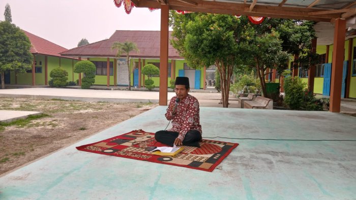 Pembina Kokurikuler MTsN 4 Bungo Berikan Pengarahan dan Bimbingan Karakter Siswa