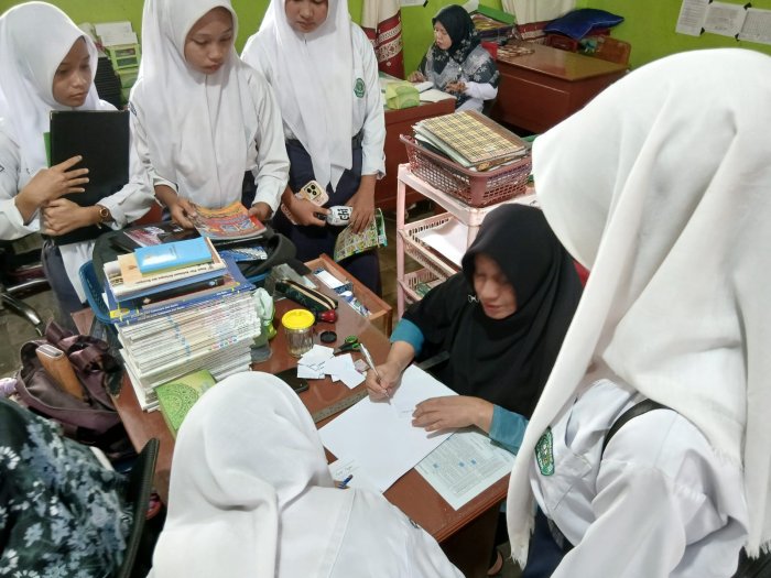 Sebelum Pembagian SKL, Siswa Kelas IX MTsN 4 Bungo Tertib Mengembalikan Buku Perpustakaan Sebelum Pembagian SKL, Siswa Kelas IX MTsN 4 Bungo Tertib Mengembalikan Buku Perpustakaan