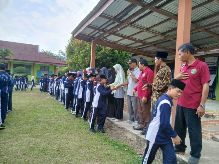 Menyambut Ramadhan dengan Hati yang Bersih, MTsN 4 Bungo Gelar Tradisi Salam-Salaman Siswa dan Guru Menyambut Ramadhan dengan Hati yang Bersih, MTsN 4 Bungo Gelar Tradisi Salam-Salaman Siswa dan Guru
