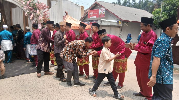 Sambut Undangan dengan Ramah Tamah, MTsN 4 Bungo Hadir Sebagai Among Tamu Pernikahan Dani dan Hesti Sambut Undangan dengan Ramah Tamah, MTsN 4 Bungo Hadir Sebagai Among Tamu Pernikahan Dani dan Hesti