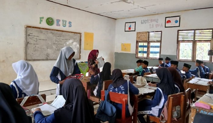 Strategi Jitu Kelas VIII C MTsN 4 Bungo: Tuntaskan Soal Sumatif Bahasa Indonesia Jelang Ujian Akhir Strategi Jitu Kelas VIII C MTsN 4 Bungo: Tuntaskan Soal Sumatif Bahasa Indonesia Jelang Ujian Akhir