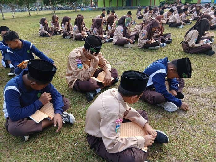 Kajian Kitab Kuning MTsN 4 Bungo : Mengapa Orang Berilmu yang Wafat Tetap Dianggap Hidup? Kajian Kitab Kuning MTsN 4 Bungo : Mengapa Orang Berilmu yang Wafat Tetap Dianggap Hidup?