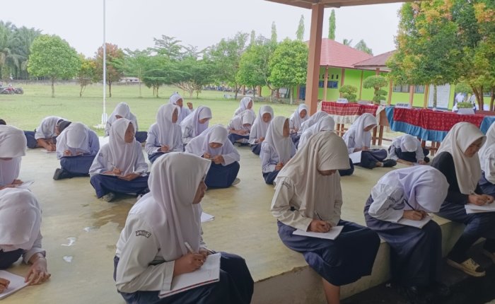 Siswa MTs N 4 Bungo Ikuti Lomba Menulis Pegon dalam Rangka PHBI Siswa MTs N 4 Bungo Ikuti Lomba Menulis Pegon dalam Rangka PHBI