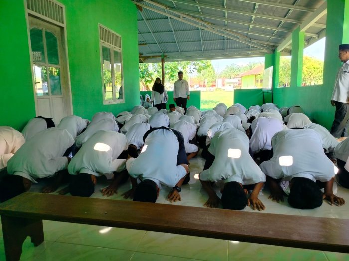 Sujud Syukur Penuh Haru Warnai Kelulusan Siswa Kelas IX MTsN 4 Bungo