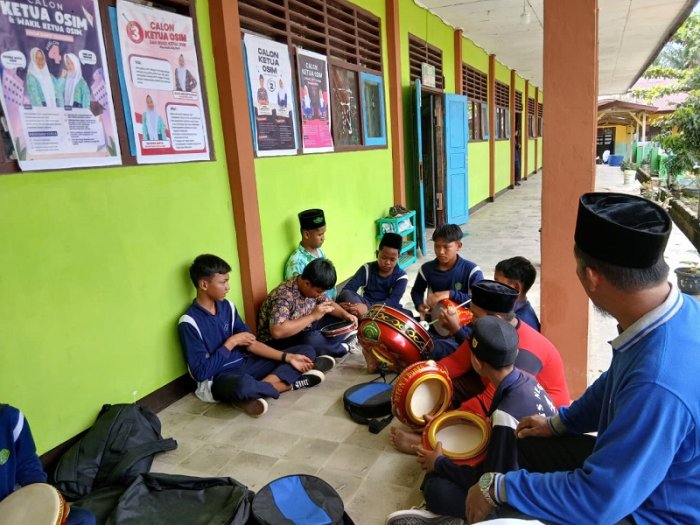 Kembangkan Bakat Seni Islami, MTsN 4 Bungo Ajarkan Siswa Teknik Gendang Hadrah