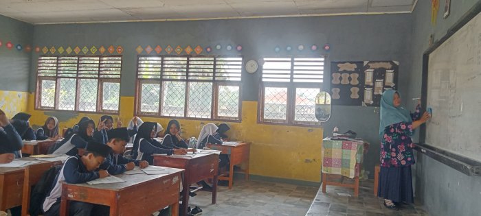 Suasana Serius dan Penuh Konsentrasi Warnai Pembelajaran Matematika Kelas VIII B Suasana Serius dan Penuh Konsentrasi Warnai Pembelajaran Matematika Kelas VIII B